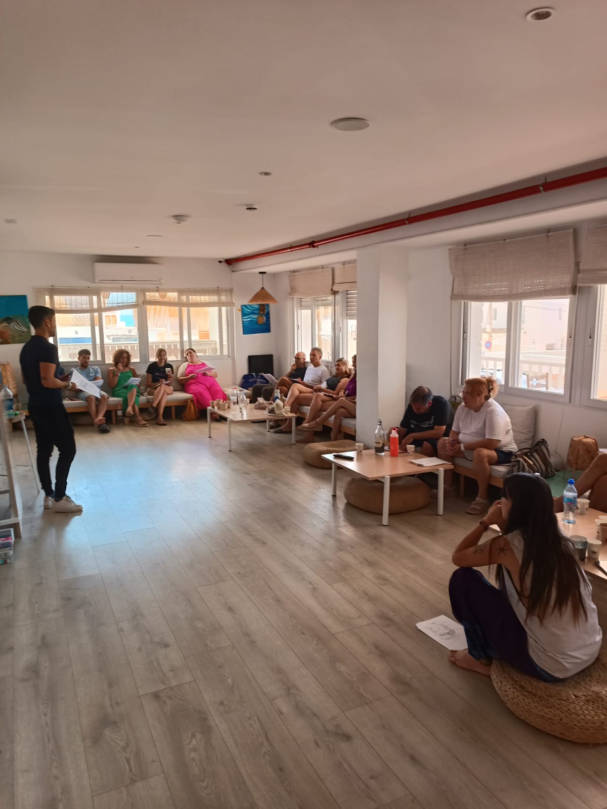 Espacio sereno y minimalista, ambiente relajante